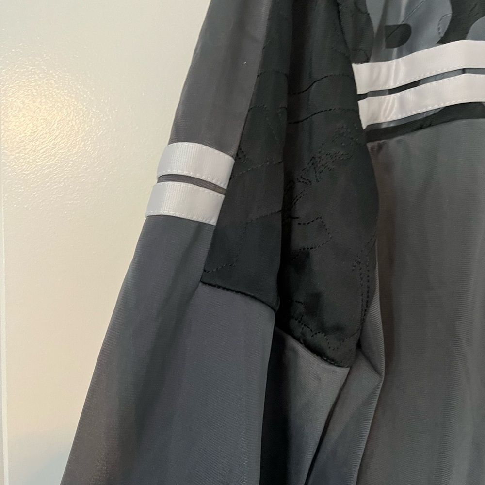 Cool looking Bench zip up - Picture 7 of 7